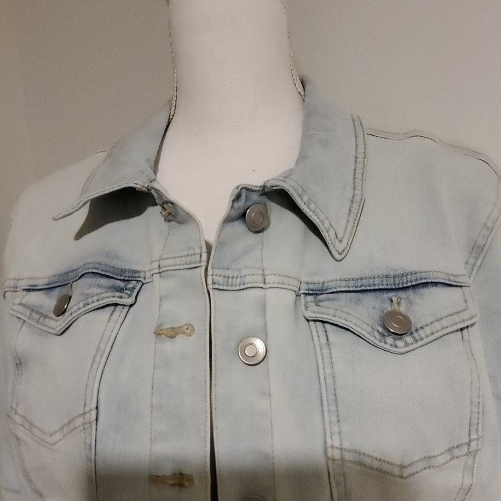 Time and Tru Light Wash Denim Jacket - Picture 3 of 8